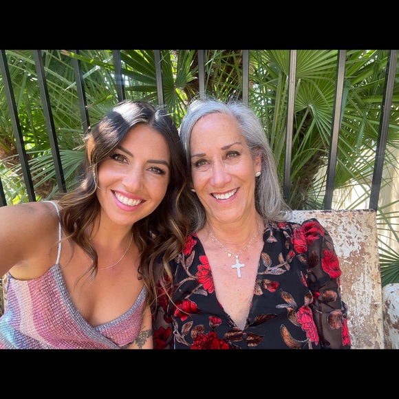 Meet your Posher, Ana - Picture 1 of 3